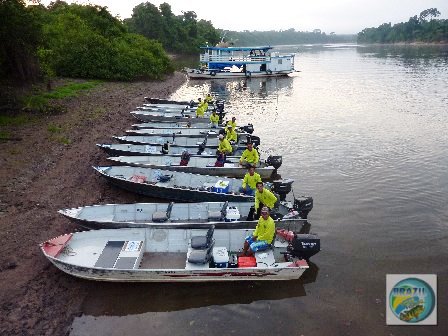 Fotos da cabine de comando e dos equipamentos e pessoal de apoio que acompanham o barco hotel TUMBIRA